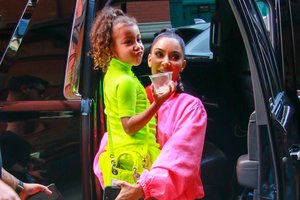 Seksualiajai Kim Kardashian – priekaištai: retušuoja dukters nuotraukas, kad ši atrodytų plonesnė?