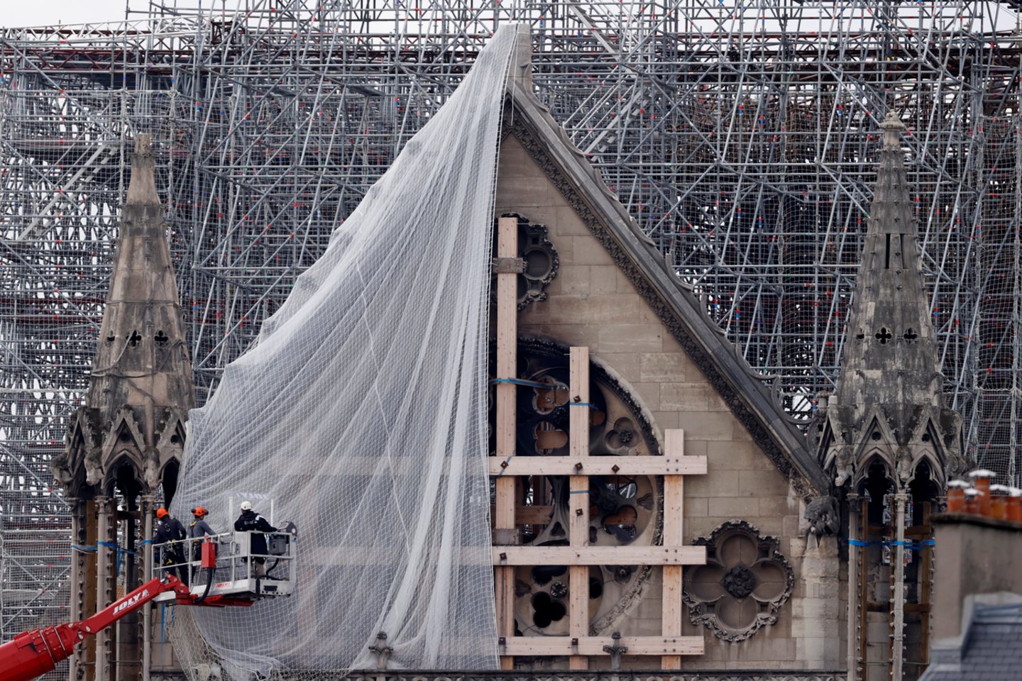  Paryžiuje darbininkai pradeda šalinti gaisro apgadintus pastolius Dievo Motinos katedroje.  <br> Reuters/Scanpix nuotr.