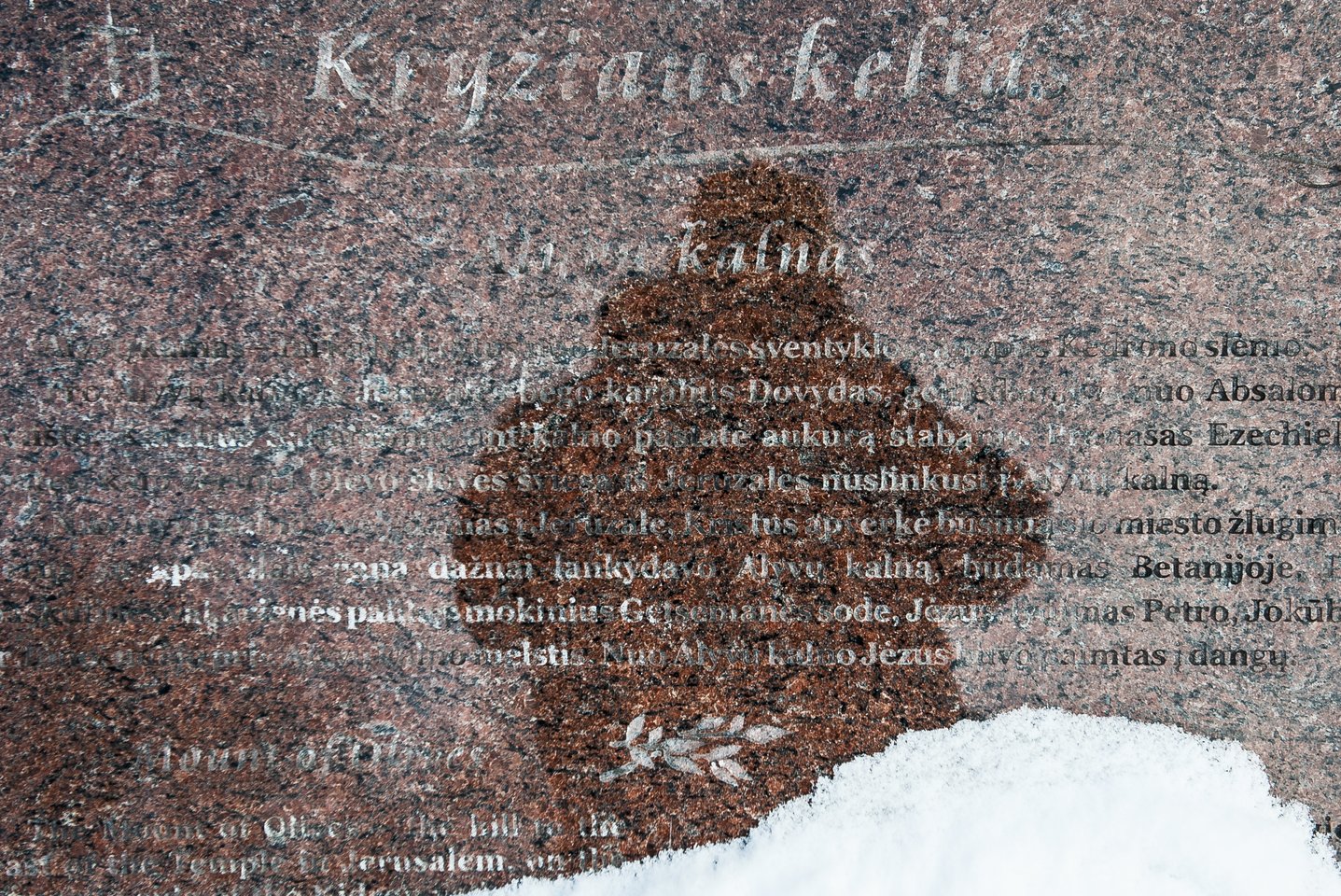1669 m. per Sekmines Vilniuje pašventintos Verkių Kryžiaus kelio stotys. Čia įrengtas kryžiaus kelias su 35 Kalvarijų stotimis atkartojo Jėzaus laikų Jeruzalės topografiją ir atkūrė visą Kristaus kančios istoriją. Medinės koplyčios 1675 m. sudegė ir vėliau buvo pastatyta 20 mūrinių. 1962 m. sovietų valdžios nurodymu visos koplyčios, išskyrus keturias prie bažnyčios, susprogdintos, 2002 m. atstatytos.<br>V.Ščiavinsko nuotr.