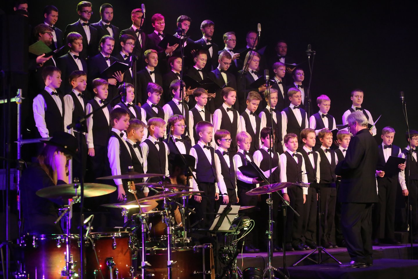 1961 m. įvyko pirmasis Respublikinių mokytojų namų berniukų ir jaunuolių choro „Ąžuoliukas“ koncertas. Choras jo vadovo Hermano Perelšteino iniciatyva buvo įkurtas 1959 m.<br>R.Danisevičiaus nuotr.