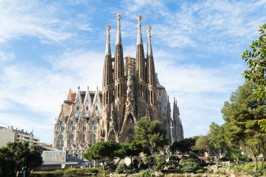 1926 m. per eismo įvykį žuvo ispanų architektas, vienas žymiausių moderno krypties kūrėjų Antoni Gaudi (73 m.). Žymiausias projektas – nuo 1882 m. tebestatoma Šventosios Šeimos bazilika Barselonoje. Palaidotas šios bazilikose vienoje koplyčių.<br>123rf nuotr.