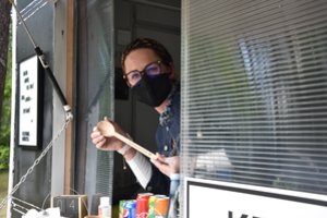 Prie Dusios ežero atitempė maisto furgoną – čirškina tai, ką dzūkai valgė per amžius