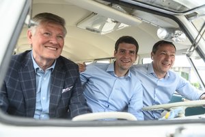 Skeptiško politikos ekspertų žvilgsnio sulaukę trys muškietininkai jau skaičiuoja viščiukus 