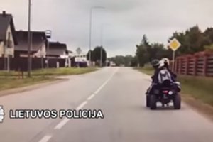Trys vaikai ant vieno keturračio: 12-metis po Klaipėdos r. vežiojo jaunesnius draugus