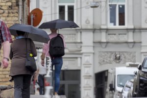 Įkritę į finansinę duobę prisimena draudimui kaupiamas lėšas: išaiškino, kada teisinga nutraukti sutartį