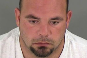 KKK lyderiu pasiskelbusiam vyrui pareikšti kaltinimai dėl įsirėžimo į JAV protestuotojus