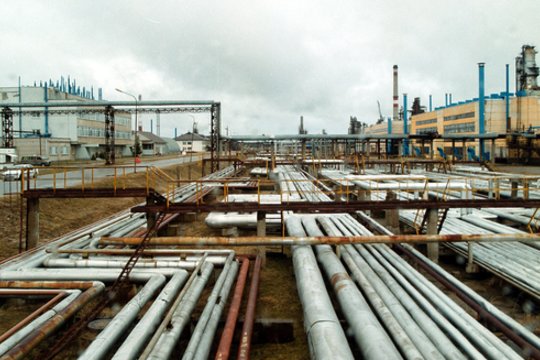 2001 m. bendrovės „Mažeikių nafta“ ir „Williams Lietuva“ vadovai pasirašė sutartį su Rusijos „Jukos“ bendrovės atstovais dėl ilgalaikio naftos tiekimo.<br>P.Lileikio nuotr.