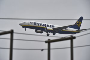 „Ryanair“ skelbia sprendimą, paliesiantį tuos, kurie ketina skristi vasarą