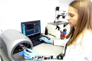 Mokykloje susidomėjusi tiksliaisiais mokslais, dabar jaunoji mokslininkė ieško priešnuodžių vėžiui