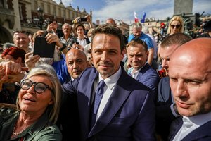 Lenkijos prezidento rinkimuose dalyvaujantis Varšuvos meras surinko 1,6 mln. rinkėjų parašų