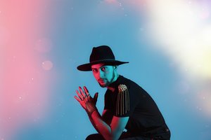 Giedrius Nakas pristatė kūrinį „Burtai“: dainą įkaitino atlikėjos Cheri balsas