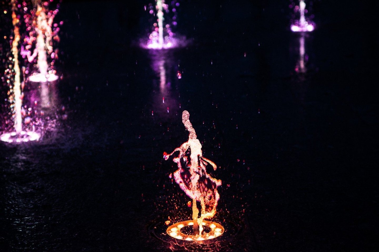 Panevėžiečių traukos objektu tapo pernai baigtas rekonstruoti Kultūros ir poilsio parkas, o kai buvo įjungtas šviečiantis fontanas, daugelis neslėpė, kad tai – puikus reginys.<br>Rimvydo Ančerevičiaus nuotr.