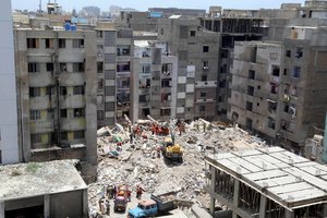 Pakistane sugriuvus pastatui žuvo 22 žmonės