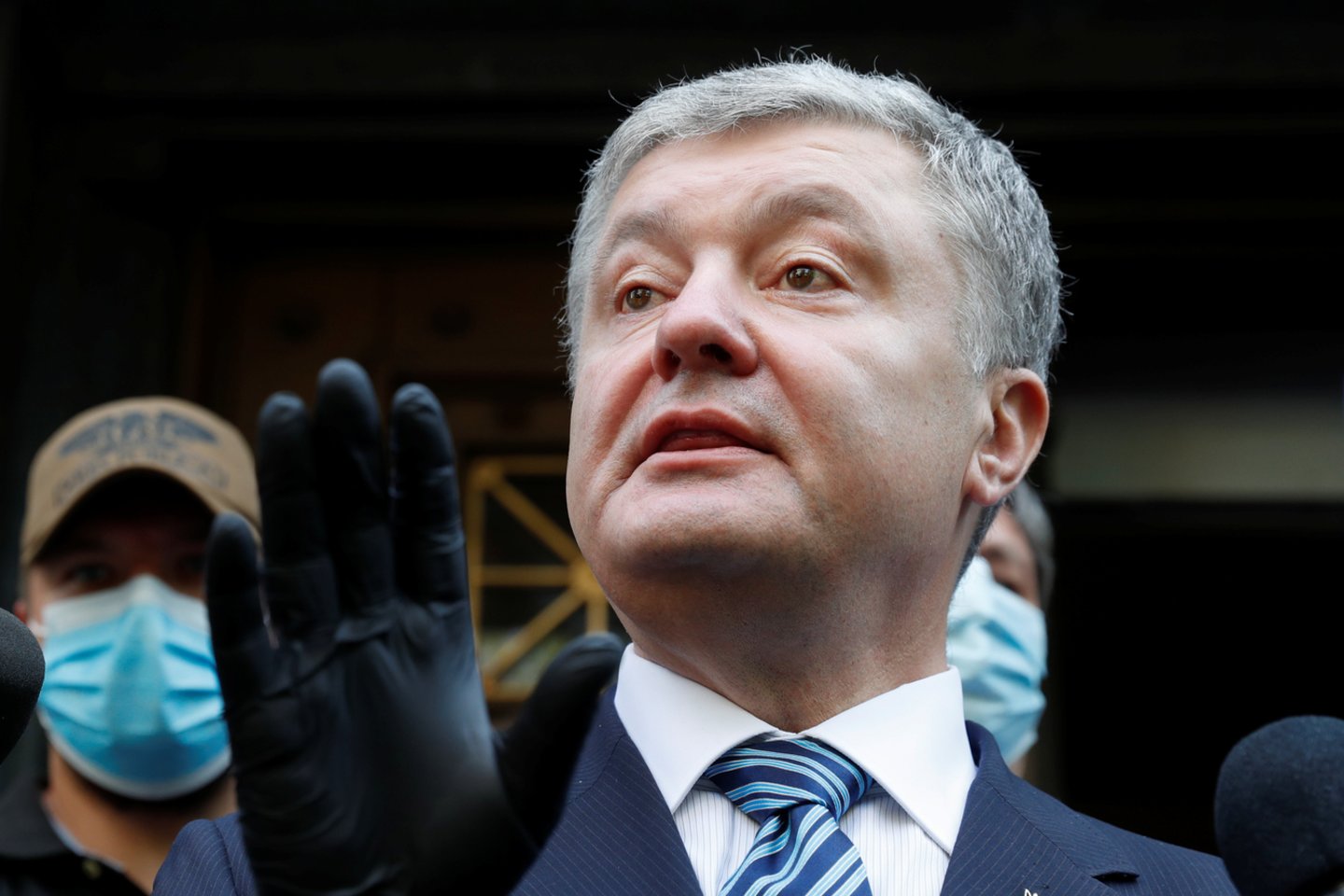 ​Ukrainos generalinė prokuratūra trečiadienį pranešė, kad buvęs prezidentas Petro Porošenka įtariamas spaudęs kitą aukšto rango pareigūną viršyti savo įgaliojimus ir kad sprendžiama, ar buvusį valstybės vadovą reikia suimti.<br>Reuters/Scanpix nuotr.