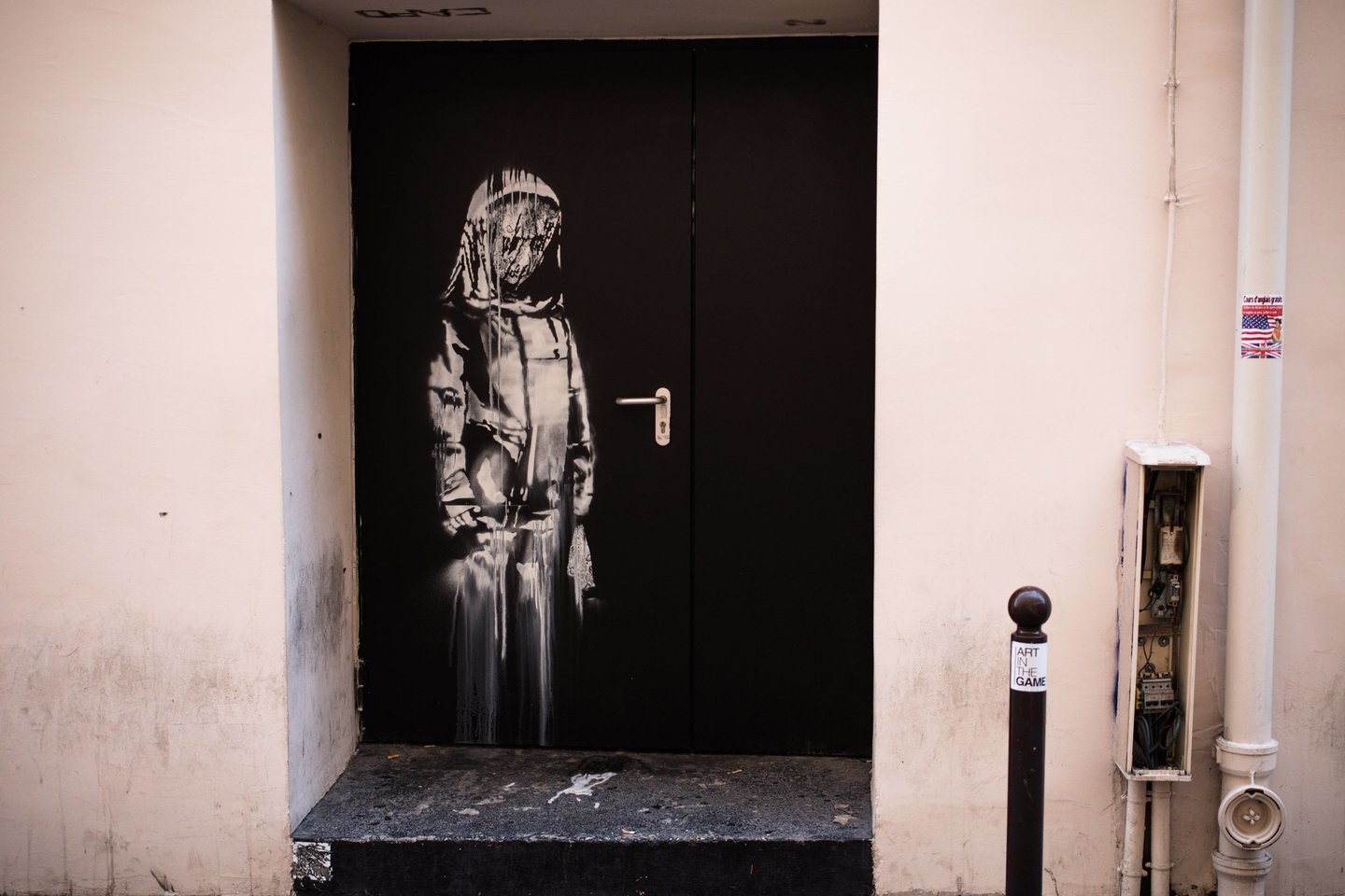 ​Italijos policija trečiadienį pranešė radusi menininko Banksy kūrinį, skirtą pagerbti 2015 metų lapkritį Paryžiuje įvykdytų teroro atakų aukoms, pavogtą iš koncertų rūmų „Bataclan“.<br>imago images/Scanpix nuotr.