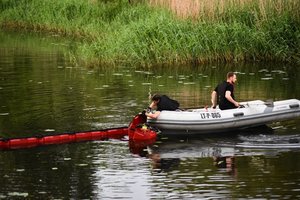 Panevėžyje į upę išsiliejo naftos produktai, teršalus surinko ugniagesiai