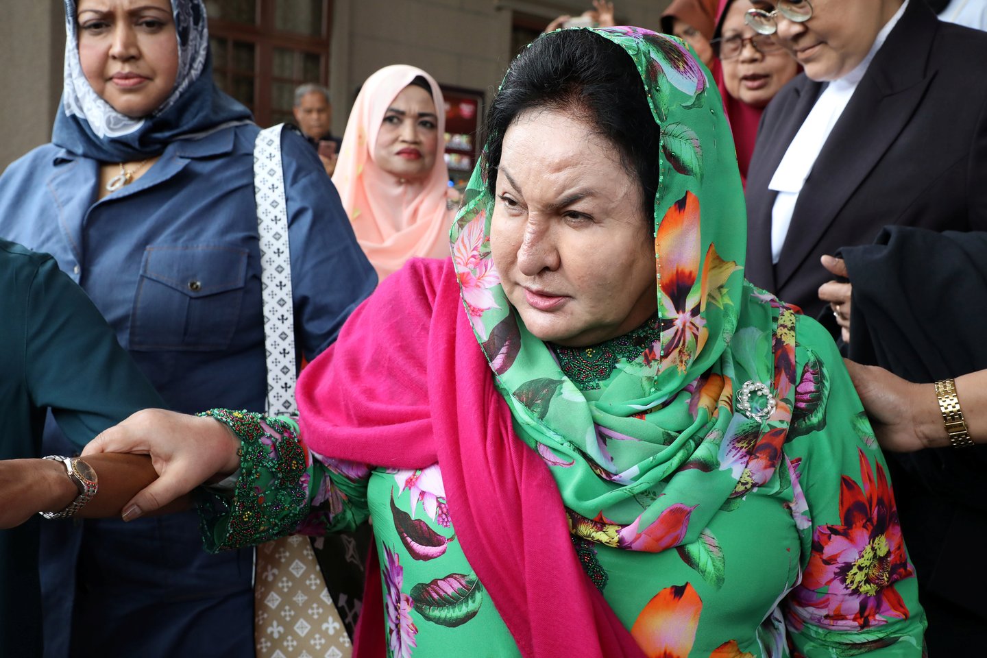 ​Skandalingai pagarsėjusi buvusi Malaizijos pirmoji ponia patyrė didelių nuostolių, policijai konfiskavus šimtus rankinių iš jos asmeninės kolekcijos, trečiadienį pasiskundė šios šeimos advokatas.<br>Reuters/Scanpix nuotr.