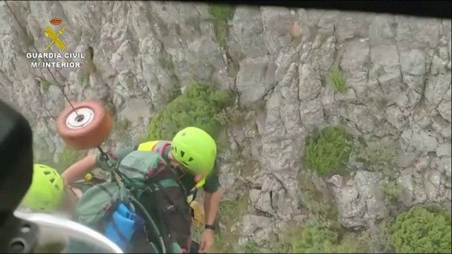 Nuo 15 metrų aukščio uolos nukritusį vyrą policija gelbėjo sraigtasparniu