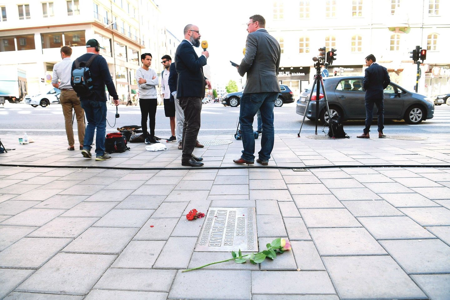 O.Palme nužudymo vietoje žmonės vis padeda gėlių ir pagerbia vieną žymiausių praėjusio amžiaus politikų. 1986-ųjų vasario 28 dieną Stokholmo centre premjerą pakirto nežinomo žudiko kulka.<br>AFP/„Scanpix“ nuotr.