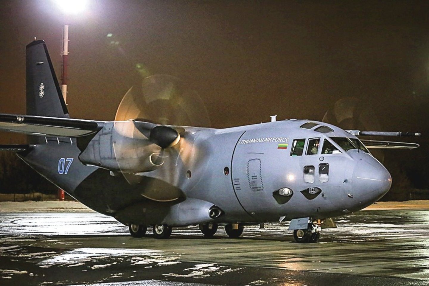 Nors koronavirusas buvo suparalyžiavęs Europos oro erdvę, donoro ląstelės iš Vokietijos į Vilnių atkeliavo Karinių oro pajėgų lėktuvu „Spartan”.