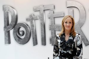 J. K. Rowling prisipažino patyrusi smurtą artimoje aplinkoje ir seksualinį išpuolį: „Skaudu“