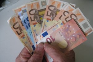 Anūku ir pareigūnu apsimetę sukčiai pralobo tūkstančiu eurų