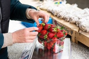 Nurodė, kaip dažniausiai turgavietėse klaidinami daržovių, vaisių ir uogų pirkėjai