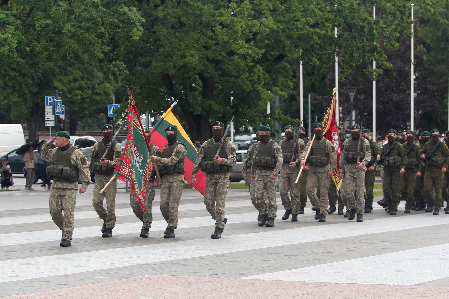 Per Šiauliuose, Prisikėlimo aikštėje, surengtą iškilmingą ceremoniją Kunigaikščio Margirio batalionui buvo įteikta kovinė vėliava.<br> R.Vitkaus nuotr.