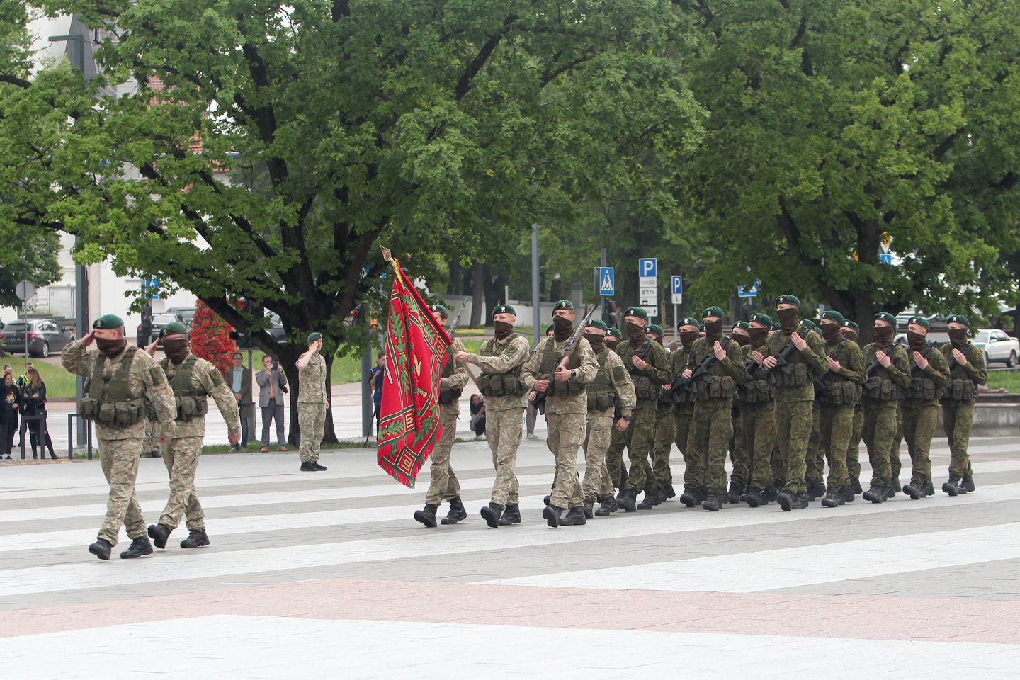 Per Šiauliuose, Prisikėlimo aikštėje, surengtą iškilmingą ceremoniją Kunigaikščio Margirio batalionui buvo įteikta kovinė vėliava.<br> R.Vitkaus nuotr.