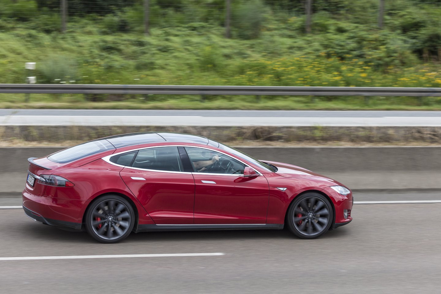 JAV elektromobilių gamintoja „Tesla“ gali atimti iš „Toyota Motor“ brangiausios pasaulyje automobilių gamintojos titulą.<br>123rf.com nuotr.