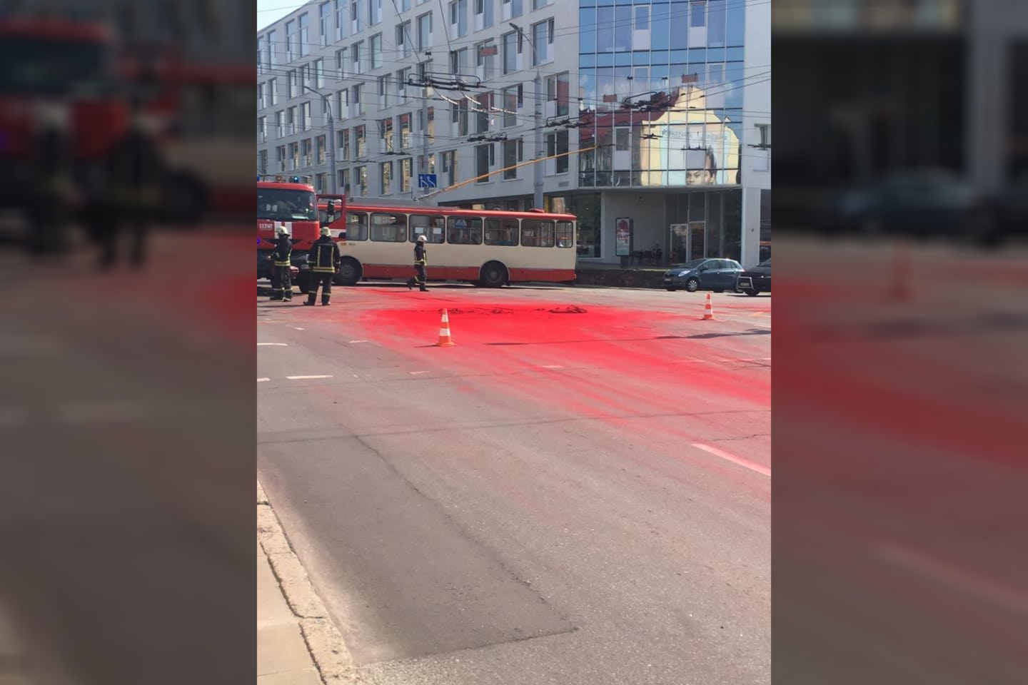  Sankryžos viduryje Vilniaus centre išsipylė dažai, sankryža nusidažė raudonai.<br>Facebook gr./Vlado V. nuotr.