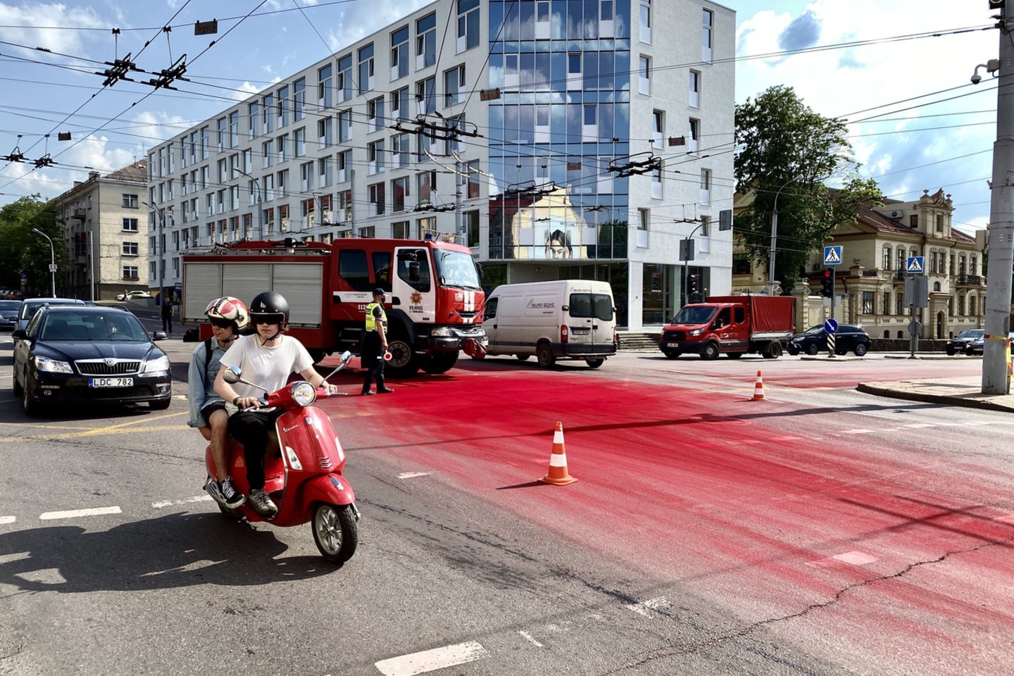  Sankryžos viduryje Vilniaus centre išsipylė dažai, sankryža nusidažė raudonai.<br> V.Ščiavinsko nuotr.