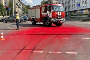 Sankryža Vilniaus centre nusidažė raudonai: pabirusios cheminės medžiagos sutrikdė eismą
