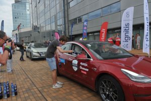 Duotas startas elektromobilių varžyboms: debiutuoja ir dviratė transporto priemonė