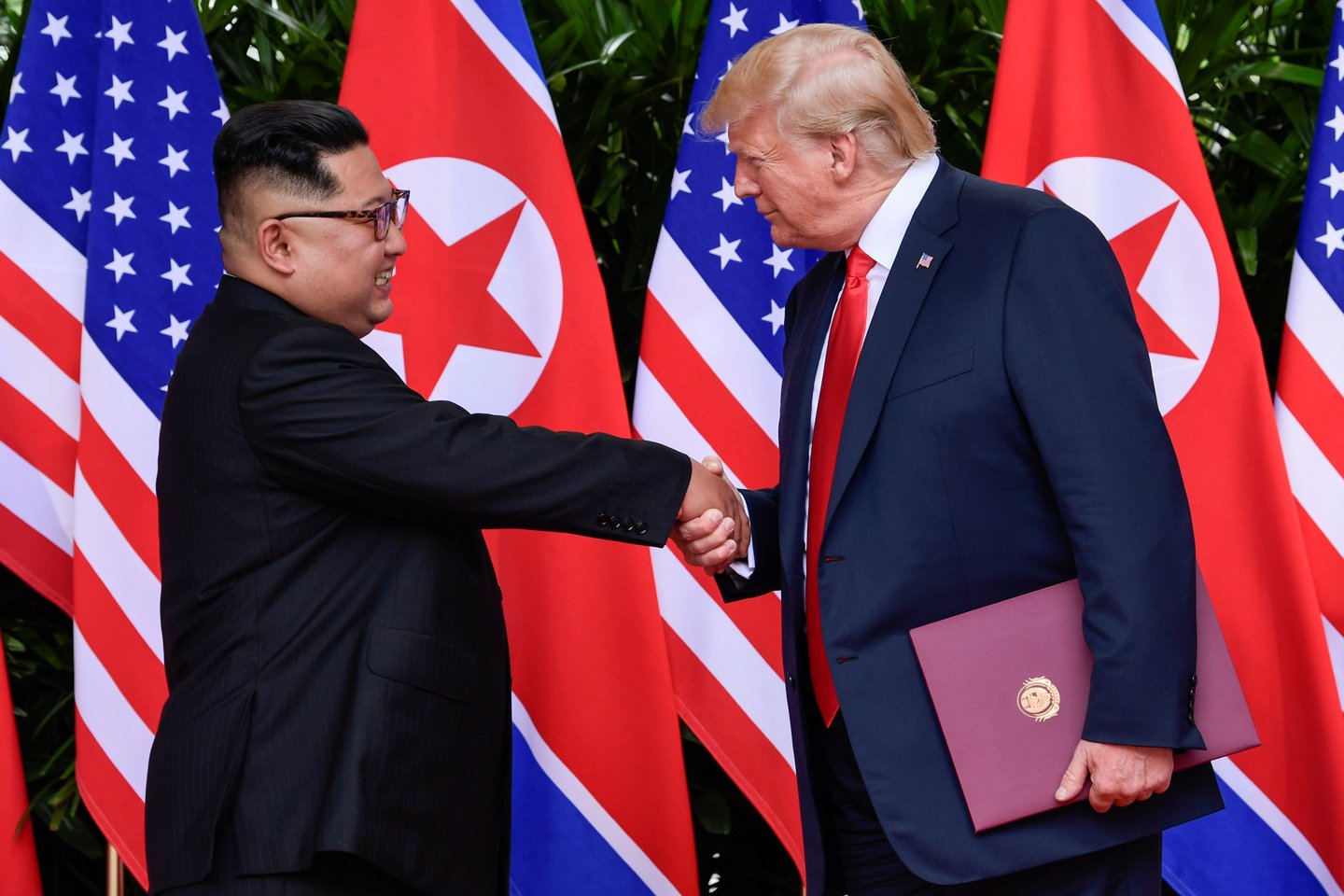 Pchenjanas penktadienį pažėrė aštrios kritikos Donaldui Trumpui Vašingtoną smerkiančiame pareiškime, paskelbtame praėjus lygiai dvejiems metams po istorinio viršūnių susitikimo Singapūre, per kurį Amerikos vadovas ir Šiaurės Korėjos lyderis Kim Jong-unas paspaudė vienas kitam ranką.<br> Reuters/Scanpix nuotr.