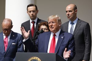 D. Trumpas giria JAV policiją ir atmeta protestuotojų pasipiktinimą dėl rasizmo