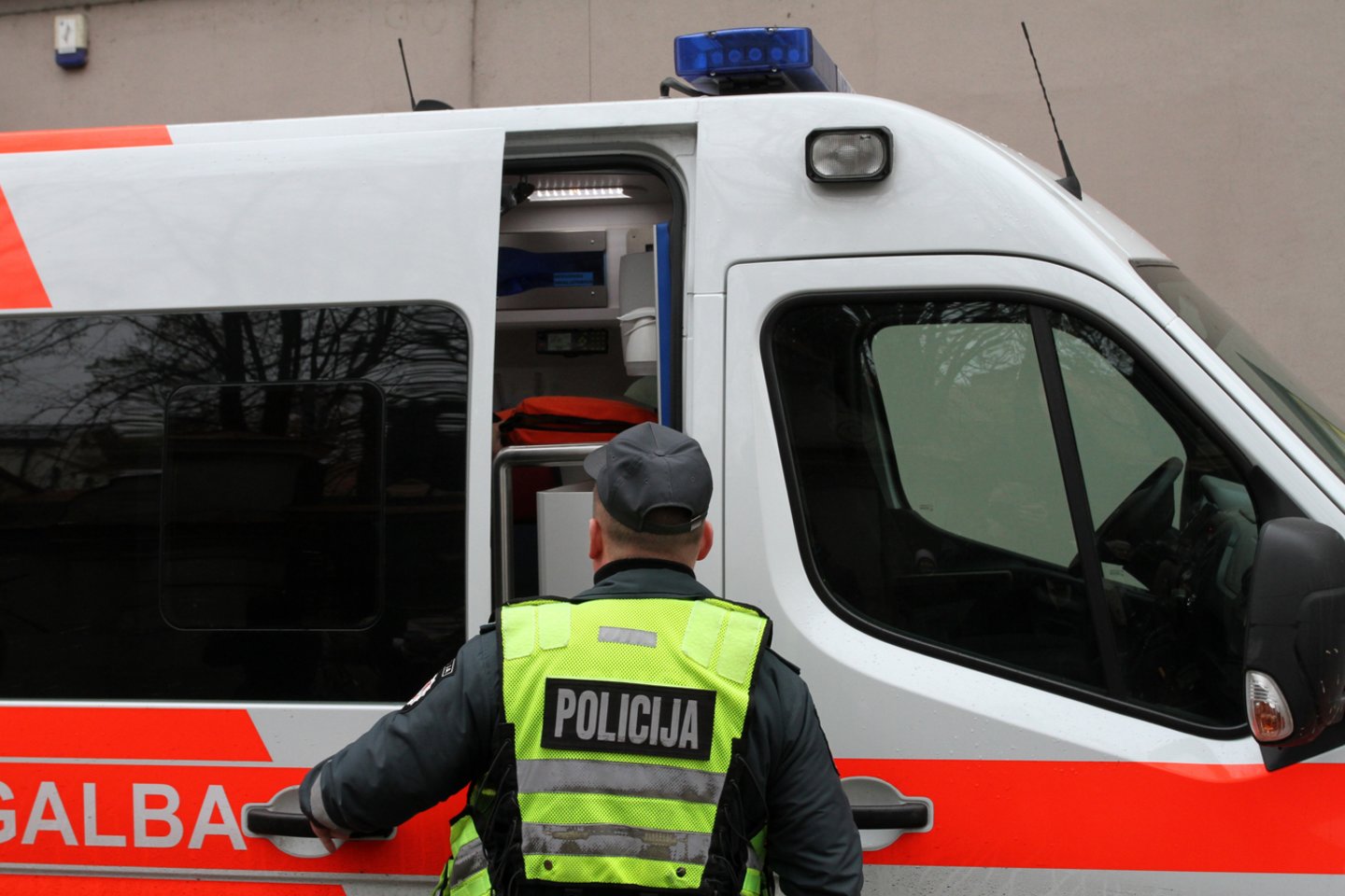  Kauno policijos komisariate pablogėjus sulaikyto jaunuolio būklei, jis buvo skubiai išvežtas į ligoninę.<br> M.Patašiaus aasociatyvioji nuotr.