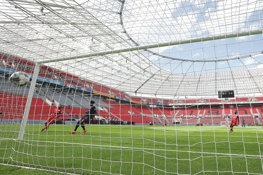 Prodiuserių triukai: tuščiose tribūnose ošia daugiatūkstantinė sirgalių minia 