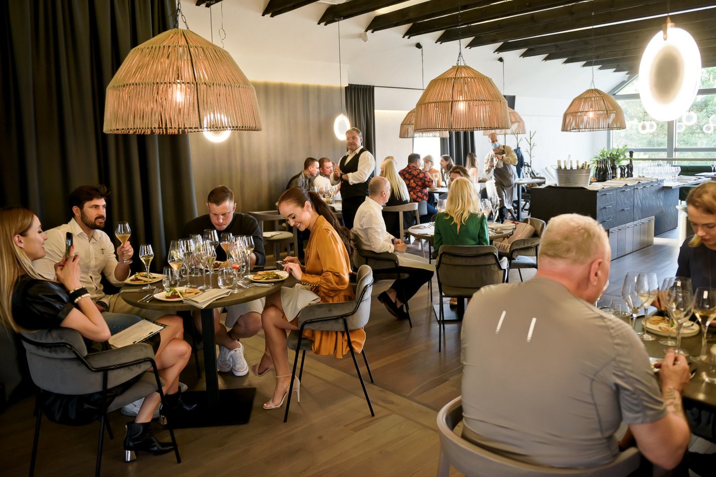  Švelnėjant karantinui žinomi žmonės susirinko į gurmanišką vakarienę naujame restorane Kauno širdyje.<br> tomasfoto nuotr.