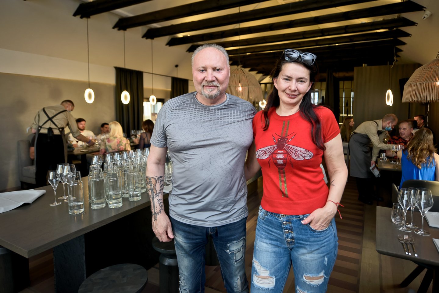 Švelnėjant karantinui žinomi žmonės susirinko į gurmanišką vakarienę naujame restorane Kauno širdyje.<br> tomasfoto nuotr.