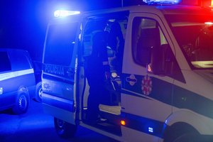 Lazdijų r. BMW pražudė 18-metį motociklininką, prie mašinos sučiupti du girti vaikinai
