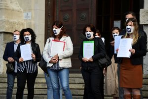 Tūkstančiai COVID-19 aukų artimųjų Italijoje reikalauja tiesos: tikina, kad tragedijos buvo galima išvengti