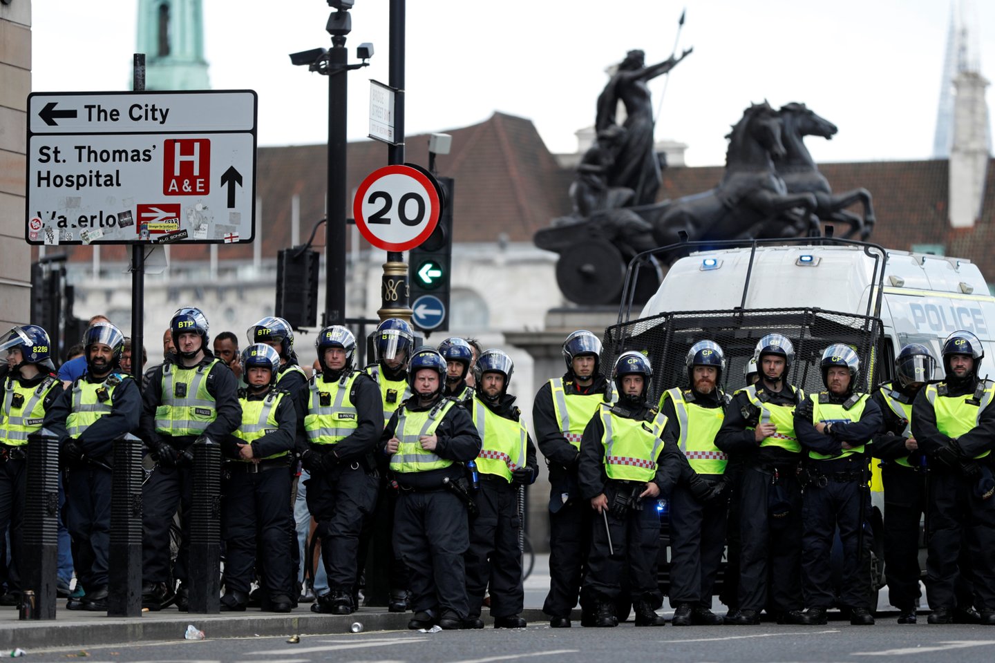  Nepaisydami policijos įspėjimų, Londono centre susirinko kraštutinių dešiniųjų aktyvistai.  <br> Reuters/Scanpix nuotr.