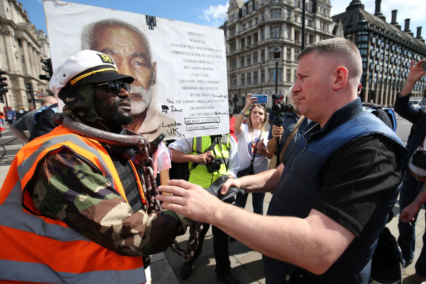  Nepaisydami policijos įspėjimų, Londono centre susirinko kraštutinių dešiniųjų aktyvistai.  <br> PA/Scanpix nuotr.