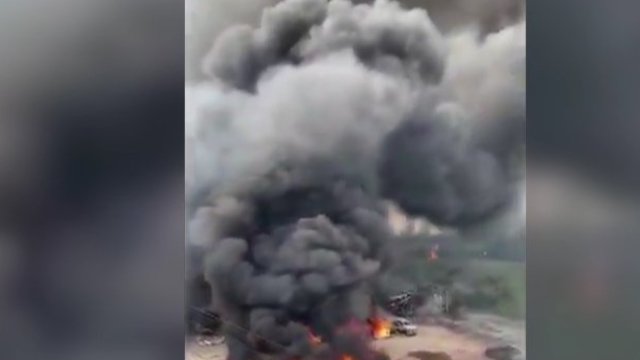 Šokiruojantys vaizdai: sprogus benzinvežiui žuvo mažiausiai 18 žmonių