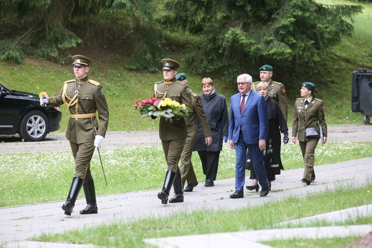 Žuvusiems už Tėvynę – V. Landsbergio padėka: vyko gėlių padėjimo ceremonija.<br> R.Danisevičiaus nuotr.