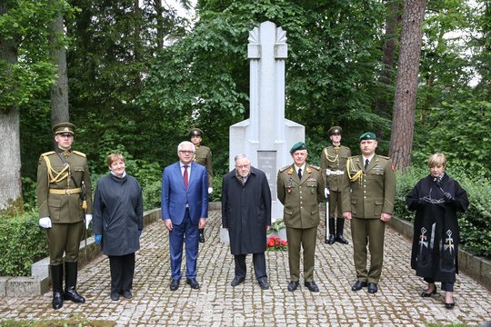  Žuvusiems už Tėvynę – V. Landsbergio padėka: vyko gėlių padėjimo ceremonija.<br> R.Danisevičiaus nuotr.