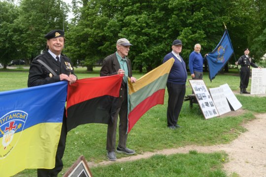 Lietuvos kariai savanoriai dėl agresyvios šalies politikos prieš Lietuvą, surengė piketą prie Rusijos ambasados.<br>V.Skaraičio nuotr.