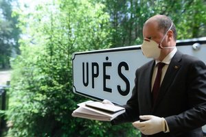 S. Skvernelis dėl šmeižto apskundė dažais asfaltą jo gyvenamoje gatvėje aprašinėjusį vyrą