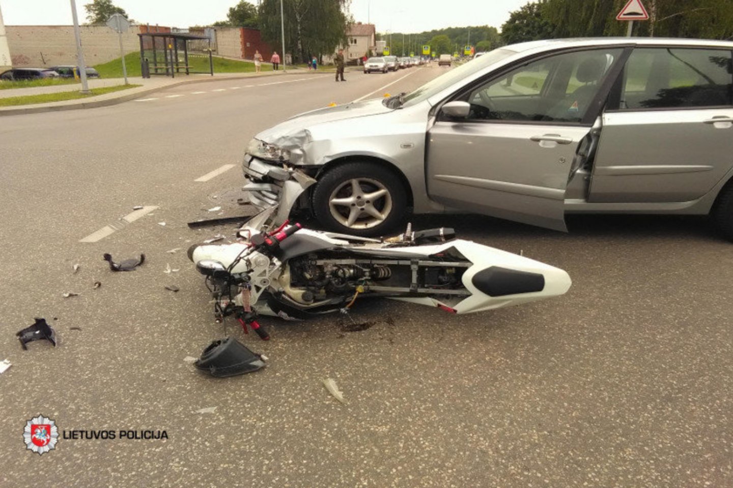 Savaitgalio avarijose žuvo du žmonės, dar 43 buvo sužaloti.